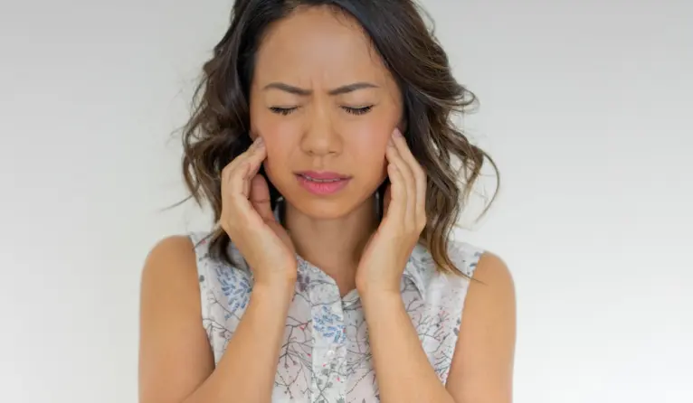 Mujer con dolor de dientes
